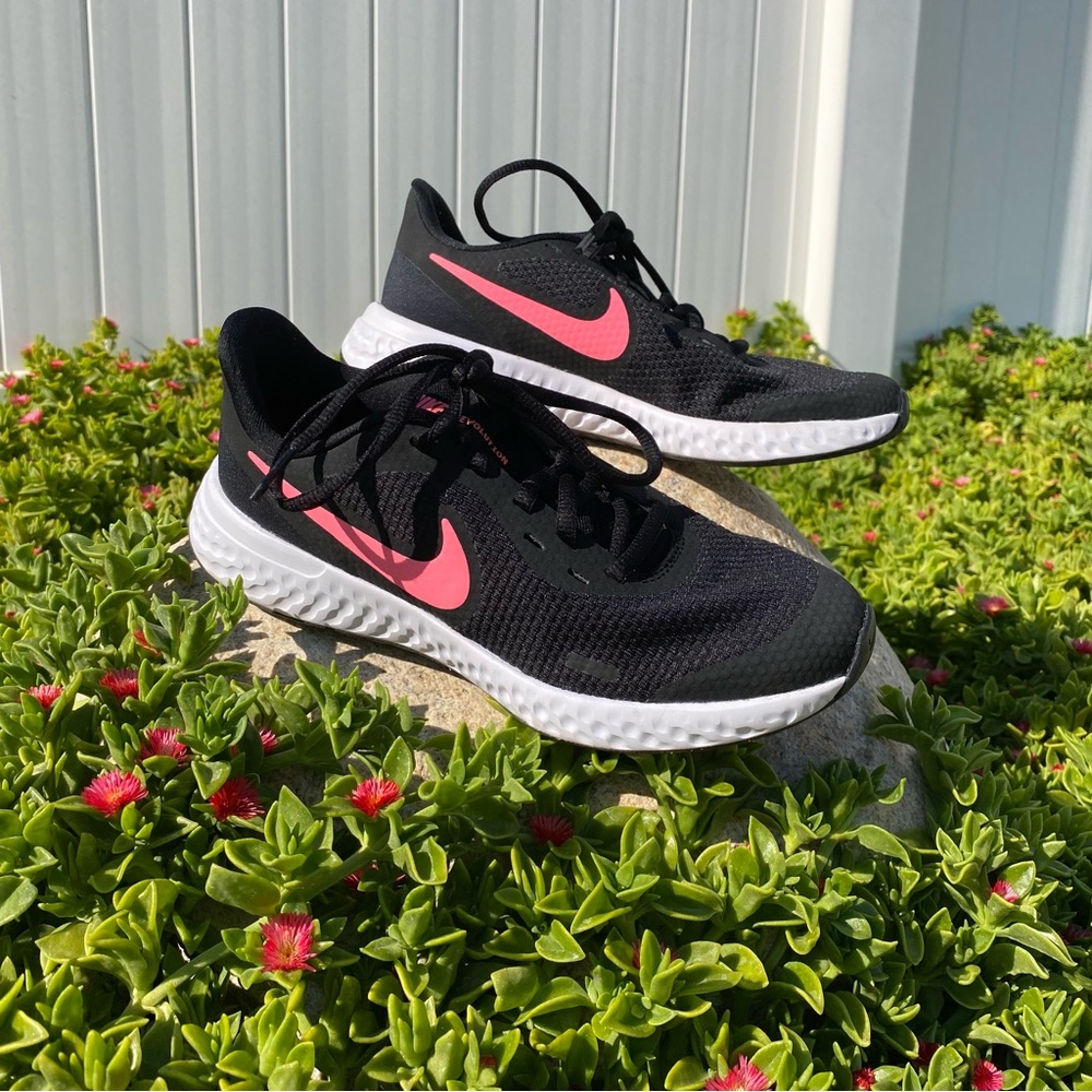 Nike Revolution 5 Big Kids' Running Shoe 4Y